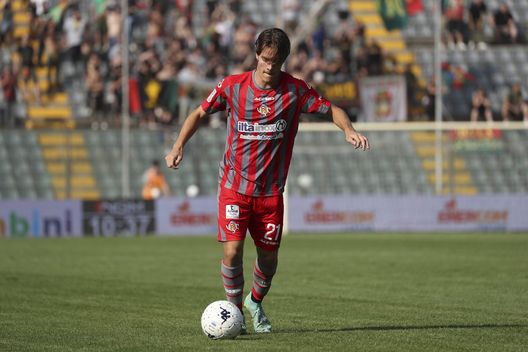 CREMONA, ITALY - OCTOBER 02: Nicolo' Fagioli of US Cremonese in action during the Serie B match between US Cremonese and Ternana at Stadio Giovanni Zini on October 02, 2021 in Cremona, Italy. (Photo by Giuseppe Cottini/Getty Images) Fagioli piace alla Fiorentina, ma la Juventus ha le idee chiare- immagine 2