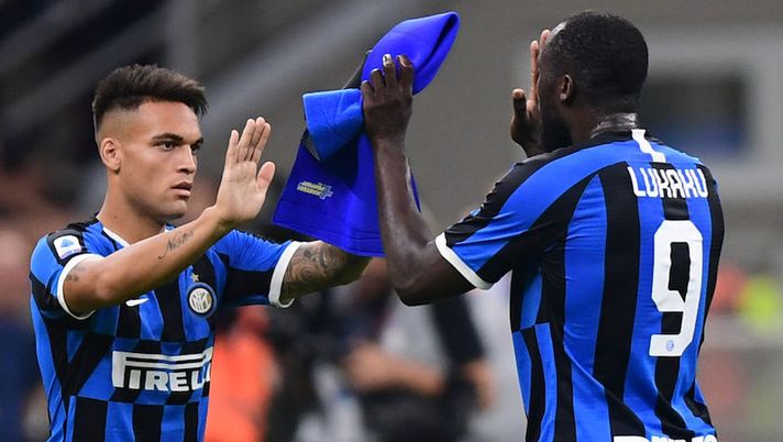 Inter Milan's Argentinian forward Lautaro Martinez (L) and Inter Milan's Belgian forward Romelu Lukaku tap hands as they substitute during the Italian Serie A football match Inter Milan vs Udinese on September 14, 2019 at the San Siro stadium in Milan. (Photo by Miguel MEDINA / AFP) (Photo credit should read MIGUEL MEDINA/AFP/Getty Images) Gazzetta: “Le probabili date (e orari) per i recuperi della 26a in questo weekend” - immagine 1