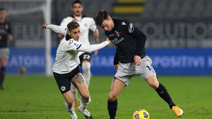 LA SPEZIA, ITALY - DECEMBER 16: Andri Baldursson of Bologna FC competes for the ball against Matteo Ricci of Spezia Calcio during the Serie A match between Spezia Calcio and Bologna FC at Stadio Alberto Picco on December 16, 2020 in La Spezia, Italy. (Photo by Chris Ricco/Getty Images) LA SPEZIA, ITALY - DECEMBER 16: Andri Baldursson of Bologna FC competes for the ball against Matteo Ricci of Spezia Calcio during the Serie A match between Spezia Calcio and Bologna FC at Stadio Alberto Picco on December 16, 2020 in La Spezia, Italy. (Photo by Chris Ricco/Getty Images)