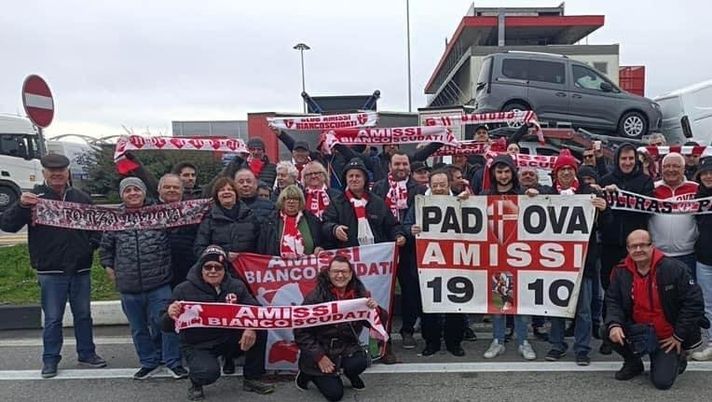 Lo striscione degli Amissi torna a casa, ma sui social c’è anche chi attacca il club - immagine 1