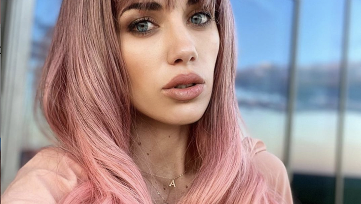 Capelli e non solo, Eleonora Boi in “pink mood”: fan catturati da lady Gallinari  Capelli e non solo, Eleonora Boi in “pink mood”: fan catturati da lady Gallinari - immagine 1