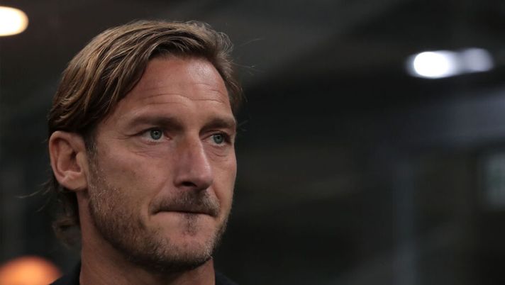 MILAN, ITALY - OCTOBER 06: AS Roma former player Francesco Totti attends the Serie A match between FC Internazionale and Juventus at Stadio Giuseppe Meazza on October 6, 2019 in Milan, Italy. (Photo by Emilio Andreoli/Getty Images) Totti: “Mai creduto a Ronaldo alla Roma! Dybala era molto possibile, ma svanito” - immagine 1