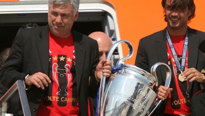 24 maggio 2007: Carlo Ancelotti e Paolo Maldini con la Champions League vinta con il Milan ad Atene (credits: GETTY Images) 
