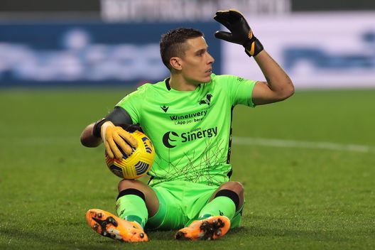  BERGAMO, ITALY - NOVEMBER 28: Marco Silvestri of Hellas Verona F.C. reacts during the Serie A match between Atalanta BC and Hellas Verona FC at Gewiss Stadium on November 28, 2020 in Bergamo, Italy. Football Stadiums around Europe remain empty due to the Coronavirus Pandemic as Government social distancing laws prohibit fans inside venues resulting in fixtures being played behind closed doors. (Photo by Emilio Andreoli/Getty Images) 