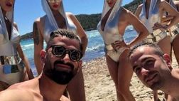 Hysaj in vacanza ad Ibiza, scatti con l’amico e la fidanzata in spiaggia |FOTO