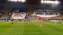 Derby degli striscioni a Praga: “Noi sempre fedeli”…”Voi poveri sfigati…”