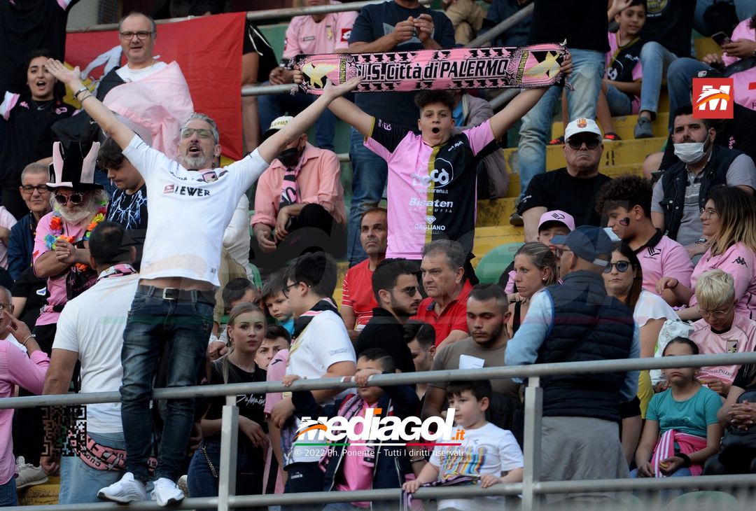 Fototifo, i tifosi allo stadio per Palermo-Feralpisaló 1-0 (gallery) - immagine 51