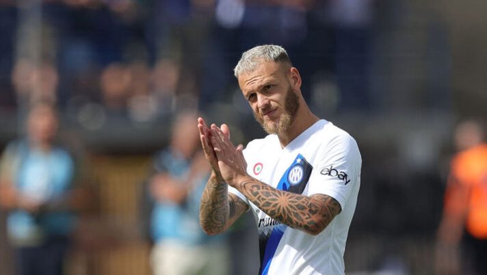 EMPOLI, ITALY - SEPTEMBER 24: Federico Dimarco of FC Internazionale greets the fans after during the Serie A TIM match between Empoli FC and FC Internazionale at Stadio Carlo Castellani on September 24, 2023 in Empoli, Italy. (Photo by Gabriele Maltinti/Getty Images) Dimarco: “Il ruolo del terzino è cambiato. Idolo Marcelo, Theo tra i top e io…” - immagine 1