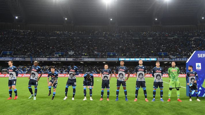 NAPLES, ITALY - NOVEMBER 07: SSC Napoli players line up wearing a shirt dedicated to former footballer, Diego Maradona who passed away nearly a year ago prior to the Serie A match between SSC Napoli v Hellas Verona FC at Stadio Diego Armando Maradona on November 07, 2021 in Naples, Italy. (Photo by Francesco Pecoraro/Getty Images) NAPLES, ITALY - NOVEMBER 07: SSC Napoli players line up wearing a shirt dedicated to former footballer, Diego Maradona who passed away nearly a year ago prior to the Serie A match between SSC Napoli v Hellas Verona FC at Stadio Diego Armando Maradona on November 07, 2021 in Naples, Italy. (Photo by Francesco Pecoraro/Getty Images)