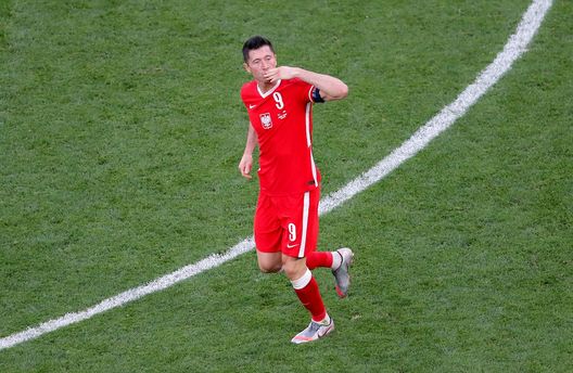 (Photo by Anton Vaganov - Pool/Getty Images) Robert Lewandowski gioca coi bambini in vacanza