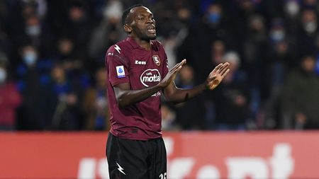 SALERNO, ITALY - DECEMBER 17: Nwankwo Simy of US Salernitana during the Serie A match between US Salernitana and FC Internazionale at Stadio Arechi on December 17, 2021 in Salerno, Italy. (Photo by Francesco Pecoraro/Getty Images)