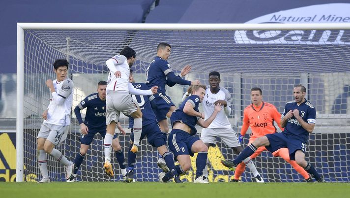TURIN, ITALY - JANUARY 24: Cristiano Ronaldo, Matthijs de Ligt and Giorgio Chiellini of Juventus fight for the ball during the Serie A match between Juventus and Bologna FC at Allianz Stadium on January 24, 2021 in Turin, Italy. (Photo by Daniele Badolato - Juventus FC/Juventus FC via Getty Images) TURIN, ITALY - JANUARY 24: Cristiano Ronaldo, Matthijs de Ligt and Giorgio Chiellini of Juventus fight for the ball during the Serie A match between Juventus and Bologna FC at Allianz Stadium on January 24, 2021 in Turin, Italy. (Photo by Daniele Badolato - Juventus FC/Juventus FC via Getty Images)