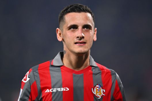 CREMONA, ITALY - NOVEMBER 08: Emanuele Valeri of US Cremonese looks on during the Serie A match between US Cremonese and AC Milan at Stadio Giovanni Zini on November 08, 2022 in Cremona, Italy. (Photo by Alessandro Sabattini/Getty Images) Attenzione alle fasce: interessante il duello Sernicola-Valeri vs Aina-Vojvoda- immagine 2