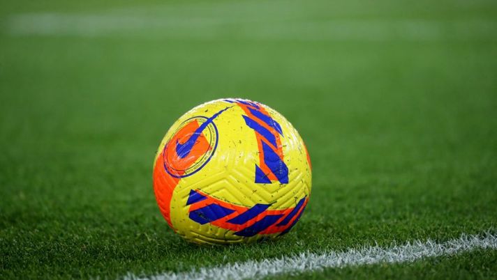 VERONA, ITALY - DECEMBER 22: The official Nike ball of Serie A TIM 2021-2022 is seen before the Serie A match between Hellas Verona and ACF Fiorentina at Stadio Marcantonio Bentegodi on December 22, 2021 in Verona, Italy. (Photo by Giuseppe Cottini/Getty Images) Fantacampionato, si parte: è il momento di iscriversi e fare la propria squadra - immagine 1