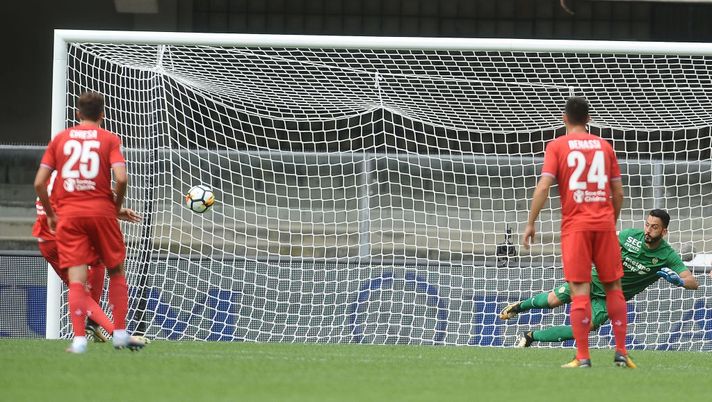 VERONA, ITALY - SEPTEMBER 10: Cyril Thereau # 77 of ACF Fiorentina scores his team's second goal from the penlty spot during the Serie A match between Hellas Verona FC and ACF Fiorentina at Stadio Marc'Antonio Bentegodi on September 10, 2017 in Verona, Italy. (Photo by Mario Carlini / Iguana Press/Getty Images) VERONA, ITALY - SEPTEMBER 10: Cyril Thereau # 77 of ACF Fiorentina scores his team's second goal from the penlty spot during the Serie A match between Hellas Verona FC and ACF Fiorentina at Stadio Marc'Antonio Bentegodi on September 10, 2017 in Verona, Italy. (Photo by Mario Carlini / Iguana Press/Getty Images)