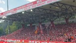 Sotto la curva e insieme alla curva: così l’Union Berlino festeggia il derby