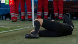 VIDEO / Pallonata in faccia: guardalinee crolla a terra