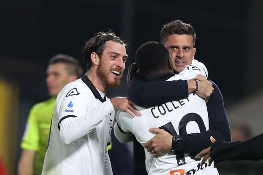 LA SPEZIA, ITALY - OCTOBER 26: Ebrima Colley and Thiago Motta manager of Spezia Calcio celebrates after scoring a goal during the Serie A match between Spezia Calcio and Genoa CFC at Stadio Alberto Picco on October 26, 2021 in La Spezia, Italy. (Photo by Gabriele Maltinti/Getty Images) Thiago Motta: “Sono certo che con la Fiorentina giocheremo una grande partita. Italiano? Lo rispetto”- immagine 1