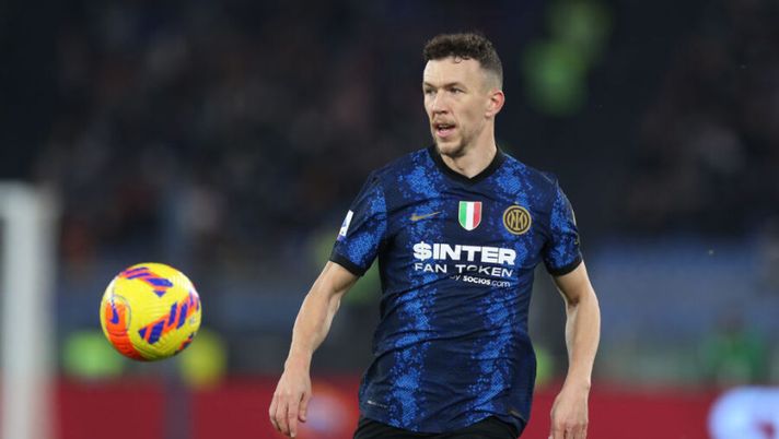 ROME, ITALY - DECEMBER 04: Ivan Perisic of FC Internazionale during the Serie A match between AS Roma v FC Internazionale at Stadio Olimpico on December 04, 2021 in Rome, Italy. (Photo by Paolo Bruno/Getty Images) Sky: “Inter ottimista su Brozovic e ha detto a Perisic: firma altrove se trovi chi…” - immagine 1