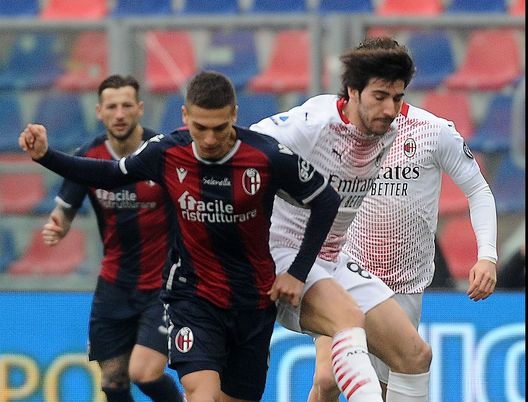 Tonali del Milan e Sansone del Bologna a contrasto Tonali del Milan e Sansone del Bologna a contrasto