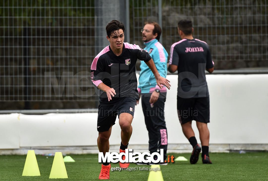  PALERMO, ITALY - NOVEMBER 16:  Kevin Cannavo' of US Citta' di Palermo juvenile team in action during a training session at Pietro Pisani sport sport center on November 16, 2016 in Palermo, Italy.  (Photo by Tullio M. Puglia/Getty Images) 