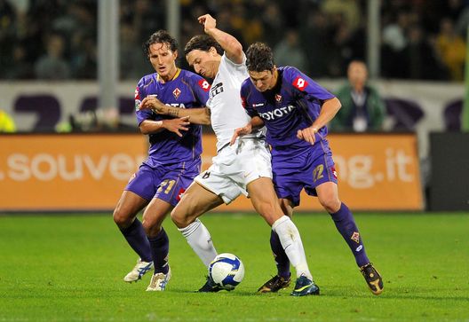 FLORENCE, ITALY - OCTOBER 29: Gianluca Comotto and Zdravko Kuzmanovic of Fiorentina and Zlatan Ibrahimovic of Inter are shown in action in the Serie A match against Fiorentina at the Stadio Artemio Franchi October 29, 2008 in Florence, Italy. (Photo by New Press/Getty Images) FLORENCE, ITALY - OCTOBER 29: Gianluca Comotto and Zdravko Kuzmanovic of Fiorentina and Zlatan Ibrahimovic of Inter are shown in action in the Serie A match against Fiorentina at the Stadio Artemio Franchi October 29, 2008 in Florence, Italy. (Photo by New Press/Getty Images)