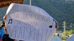FOTO Il tiktoker Super Allan espone un simpatico striscione per Kvaratskhelia