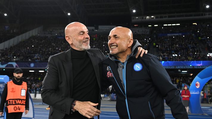 NAPLES, ITALY - APRIL 18: Head coach of AC Milan Stefano Pioli shakes hands with head coach of SSC Napoli Luciano Spalletti before the UEFA Champions League quarterfinal second leg match between SSC Napoli and AC Milan at Stadio Diego Armando Maradona on April 18, 2023 in Naples, Italy. (Photo by Claudio Villa/AC Milan via Getty Images) Impallomeni: “Lezione di Pioli a Spalletti. Il Milan ha meritato!” - immagine 1