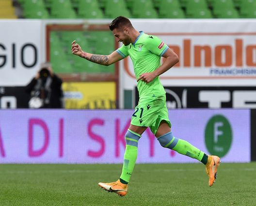 CESENA, ITALY - DECEMBER 05: Sergej Milinkovic Savic of SS Lazio celebrates after scoring goal 0-2 during the Serie A match between Spezia Calcio and SS Lazio at Stadio Alberto Picco on December 5, 2020 in La Spezia, Italy. (Photo by Giuseppe Bellini/Getty Images) CESENA, ITALY - DECEMBER 05: Sergej Milinkovic Savic of SS Lazio celebrates after scoring goal 0-2 during the Serie A match between Spezia Calcio and SS Lazio at Stadio Alberto Picco on December 5, 2020 in La Spezia, Italy. (Photo by Giuseppe Bellini/Getty Images)