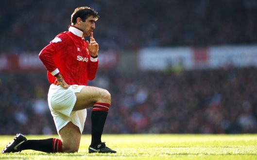 (Photo by Anton Want/Allsport/Getty Images) Cantona e i Mondiali in Qatar: “Non li vedrò, per una questione di soldi, sono morte migliaia di persone!” - immagine 1