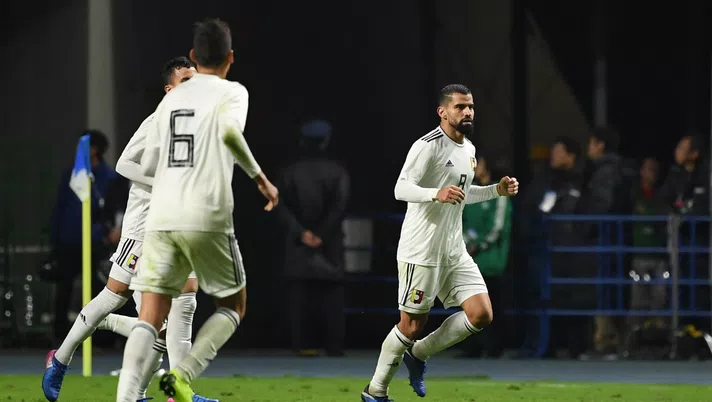 OITA, JAPAN - NOVEMBER 16:  Tomas Rincon #8 of Venezuela celebrates after scores his side first goal  during the international friendly match between Japan and Venezuela at Oita Bank Dome on November 16, 2018 in Oita, Japan. (Photo by Takashi Aoyama/Getty Images)