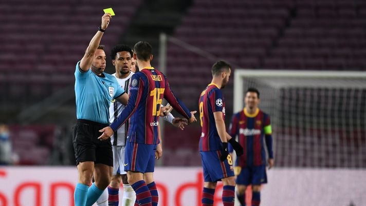 BARCELONA, SPAIN - DECEMBER 08: Clement Lenglet of Barcelona is shown a yellow card during the UEFA Champions League Group G stage match between FC Barcelona and Juventus at Camp Nou on December 08, 2020 in Barcelona, Spain. Sporting stadiums around Spain remain under strict restrictions due to the Coronavirus Pandemic as Government social distancing laws prohibit fans inside venues resulting in games being played behind closed doors. (Photo by David Ramos/Getty Images) BARCELONA, SPAIN - DECEMBER 08: Clement Lenglet of Barcelona is shown a yellow card during the UEFA Champions League Group G stage match between FC Barcelona and Juventus at Camp Nou on December 08, 2020 in Barcelona, Spain. Sporting stadiums around Spain remain under strict restrictions due to the Coronavirus Pandemic as Government social distancing laws prohibit fans inside venues resulting in games being played behind closed doors. (Photo by David Ramos/Getty Images)