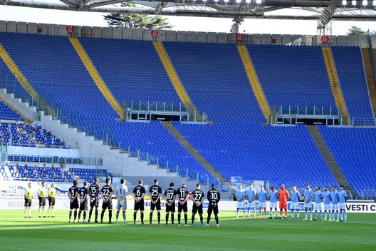 ROME, ITALY - FEBRUARY 20: SS Lazio player and UC Sampdoria take part in a minute of silence in memory of Mauro Bellugi during the Serie A match between SS Lazio and UC Sampdoria at Stadio Olimpico on February 20, 2021 in Rome, Italy. Sporting stadiums around Italy remain under strict restrictions due to the Coronavirus Pandemic as Government social distancing laws prohibit fans inside venues resulting in games being played behind closed doors. (Photo by Marco Rosi - SS Lazio/Getty Images) ROME, ITALY - FEBRUARY 20: SS Lazio player and UC Sampdoria take part in a minute of silence in memory of Mauro Bellugi during the Serie A match between SS Lazio and UC Sampdoria at Stadio Olimpico on February 20, 2021 in Rome, Italy. Sporting stadiums around Italy remain under strict restrictions due to the Coronavirus Pandemic as Government social distancing laws prohibit fans inside venues resulting in games being played behind closed doors. (Photo by Marco Rosi - SS Lazio/Getty Images)