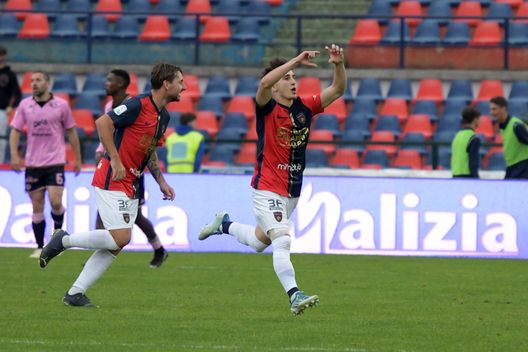 Cosenza, Italia - calcio Cosenza vs Palermo - Campionato di calcio Serie BKT 2022/2023
Stadio San Vito Marulla. Nella foto: Florenzi festeggia la rete del 1-1
November 12, 2022 Cosenza, Italy - sport, soccer - Cosenza vs Palermo - Italian Football Championship League BKT 2022/2023 - San Vito-Marulla stadium.
In the pic: Florenzi celebrate gol Cosenza Serie B, Top e Flop al giro di boa: Frosinone star, favola Sudtirol e big deluse…- immagine 12