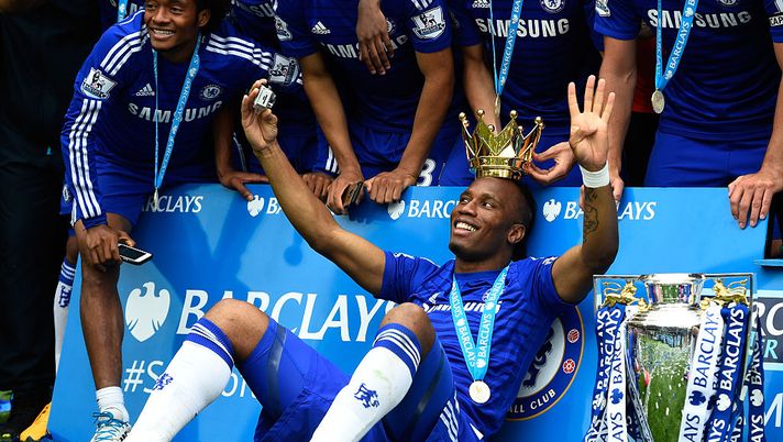 LONDON, ENGLAND - MAY 24: Didier Drogba of Chelsea celebrates with team mates and the trophy after the Barclays Premier League match between Chelsea and Sunderland at Stamford Bridge on May 24, 2015 in London, England. Chelsea were crowned Premier League champions. (Photo by Mike Hewitt/Getty Images) Drogba ricorda la finale di Monaco: “Volevo tentare il cucchiaio ma poi mi sono detto non fare un ca**o!” - immagine 1