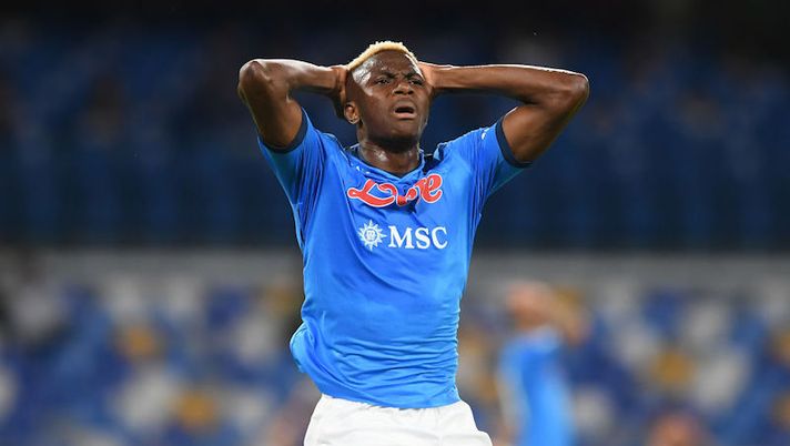NAPLES, ITALY – AUGUST 22: Victor Osimhen of SSC Napoli stands disappointed during the Serie A match between SSC Napoli and Venezia FC at Stadio San Paolo on August 22, 2021 in Naples, Italy. (Photo by Francesco Pecoraro/Getty Images) Osimhen, domani il ricorso sul verdetto: la versione del Napoli per averlo con la Juve - immagine 1