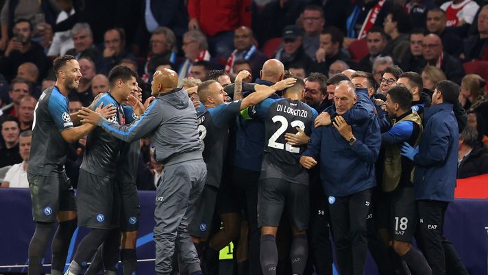 AMSTERDAM, NETHERLANDS - OCTOBER 04: Giovanni Di Lorenzo of SSC Napoli celebrates with teammates and staff after scoring their team's second goal during the UEFA Champions League group A match between AFC Ajax and SSC Napoli at Johan Cruyff Arena on October 04, 2022 in Amsterdam, Netherlands. (Photo by Dean Mouhtaropoulos/Getty Images) ajax napoli