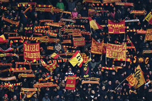 Tifosi del Lecce nell'ultima trasferta a Verona (Photo by Alessandro Sabattini/Getty Images) Cremonese, i tifosi leccesi non entrano: e allora nemmeno noi…- immagine 3