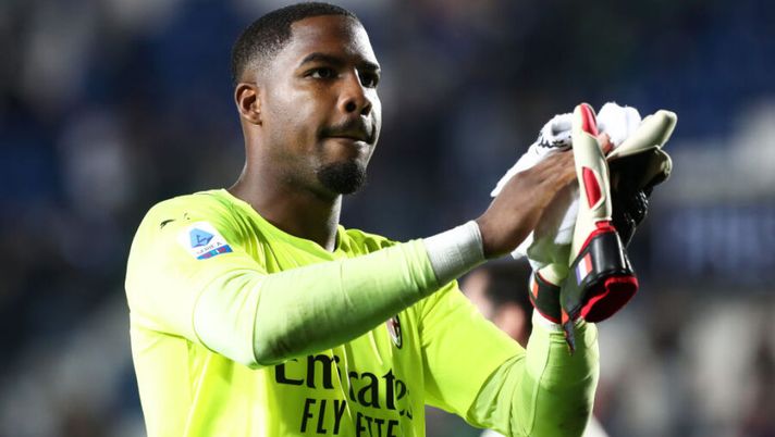 BERGAMO, ITALY - OCTOBER 03: Mike Maignan of AC Milan applauds the fans following victory in the Serie A match between Atalanta BC v AC Milan at Gewiss Stadium on October 03, 2021 in Bergamo, Italy. (Photo by Marco Luzzani/Getty Images) PORTIERI – Chi mettere e chi evitare al fantacalcio: la divisione in fasce per la 16ma- immagine 1