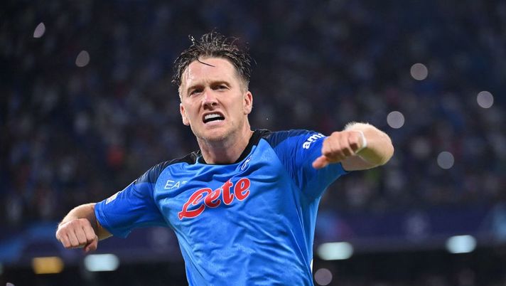 Napoli's Polish midfielder Piotr Zielinski celebrates after scoring a penalty kick during the UEFA Champions League Group A first leg football match between SSC Napoli and Liverpool FC at the Diego Armando Maradona Stadium in Naples on September 7, 2022. (Photo by Alberto PIZZOLI / AFP) (Photo by ALBERTO PIZZOLI/AFP via Getty Images)  FLASH – Napoli, novità rigorista in Champions: cos’è successo tra Zielinski e Osimhen - immagine 1