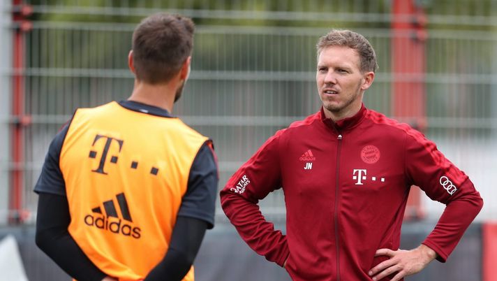 MUNICH, GERMANY - JULY 07: New team coach Julian Nagelsmann (R) of FC Bayern Muenchen talks to golkeeper Sven Ulreich during the first training session of the upcoming season 2021/2022 on July 07, 2021 in Munich, Germany. (Photo by Alexandra Beier/Getty Images) 