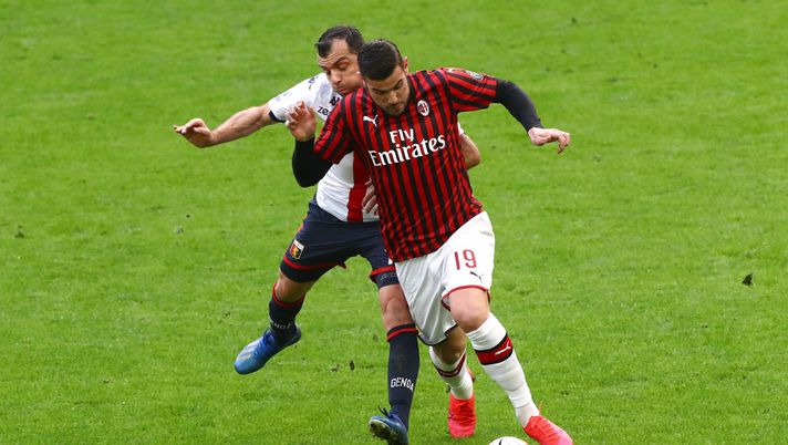 MILAN, ITALY - MARCH 08: Theo Hernandez (R) of AC Milan competes for the ball with Goran Pandev (back) of Genoa CFC during the Serie A match between AC Milan and Genoa CFC at Stadio Giuseppe Meazza on March 8, 2020 in Milan, Italy. (Photo by Marco Luzzani/Getty Images) MILAN, ITALY - MARCH 08: Theo Hernandez (R) of AC Milan competes for the ball with Goran Pandev (back) of Genoa CFC during the Serie A match between AC Milan and Genoa CFC at Stadio Giuseppe Meazza on March 8, 2020 in Milan, Italy. (Photo by Marco Luzzani/Getty Images)