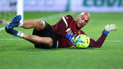 Europa League, un tifoso tenta l’aggressione: portiere lo stende e mette ko
