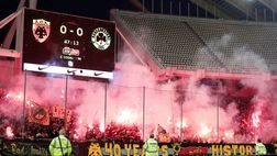 AEK, derby shock ad Atene: un tifoso perde l’equilibrio e cade nel fosso, giallo sulle sue condizioni