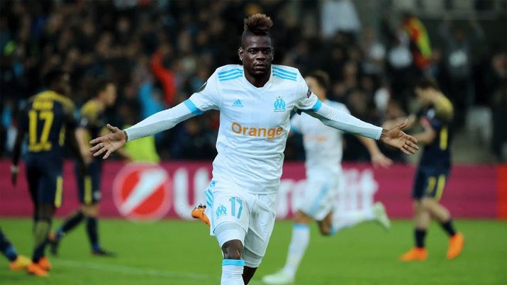 Mario Balotelli esulta con la maglia del Marsiglia Mario Balotelli esulta con la maglia del Marsiglia