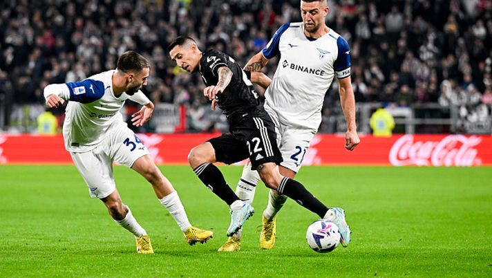 TURIN, ITALY - NOVEMBER 13: Angel Di Maria of Juventus is challenged by Mario Gila and Sergej Milinkovic-Savic of SS Lazio during the Serie A match between Juventus and SS Lazio at Allianz Stadium on November 13, 2022 in Turin, Italy. (Photo by Daniele Badolato - Juventus FC/Juventus FC via Getty Images) IL FUTURO DEL SERGENTE