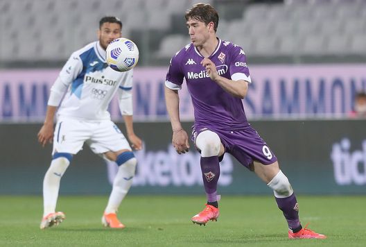 FLORENCE, ITALY - APRIL 11: Dusan Vlahovic of ACF fiorentina in action during the Serie A match between ACF Fiorentina and Atalanta BC at Stadio Artemio Franchi on April 11, 2021 in Florence, Italy. (Photo by Gabriele Maltinti/Getty Images) FLORENCE, ITALY - APRIL 11: Dusan Vlahovic of ACF fiorentina in action during the Serie A match between ACF Fiorentina and Atalanta BC at Stadio Artemio Franchi on April 11, 2021 in Florence, Italy. (Photo by Gabriele Maltinti/Getty Images)