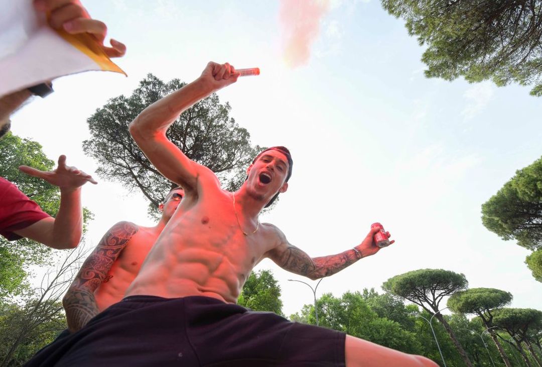 Roma, il popolo giallorosso in festa visto dal pullman della squadra – FOTO GALLERY - immagine 44