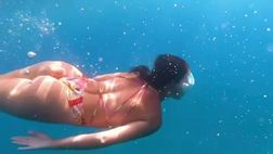 VIDEO / Relax in vacanza, Georgina Rodriguez nuota con la grazia di una sirena