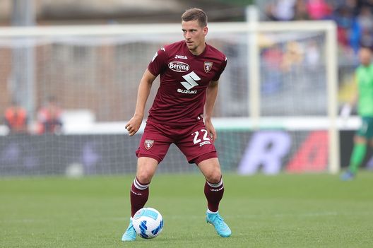 EMPOLI, ITALY - MAY 01: Dennis Praet of Torino FC in action during the Serie A match between Empoli FC and Torino FC at Stadio Carlo Castellani on May 1, 2022 in Empoli, Italy. (Photo by Gabriele Maltinti/Getty Images) Ex obiettivi, Praet ha chiesto la cessione al Leicester: il Torino accelera- immagine 2
